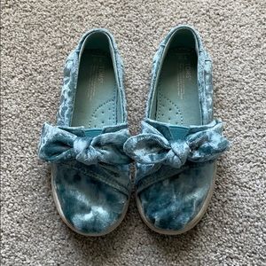 Toms Girls Slip on velvet bow tie shoes size 10